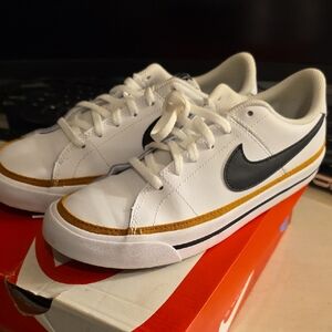 Nike White Court Legacy Sz. 6Y/7.5W
